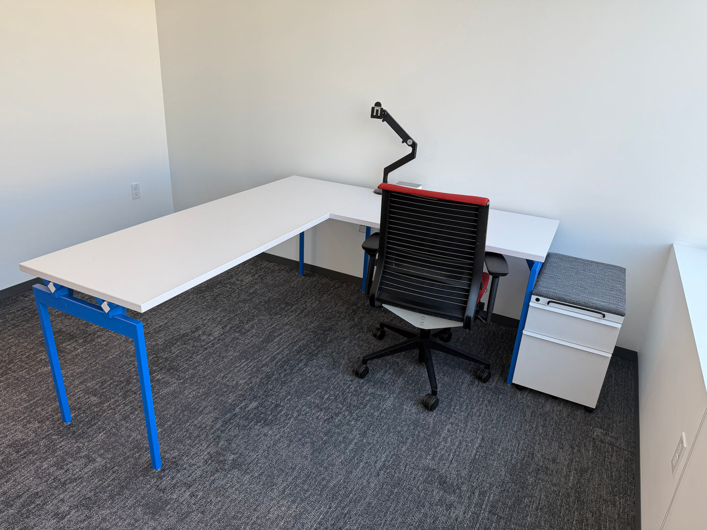 Knoll Antenna Private Office - 100+ available