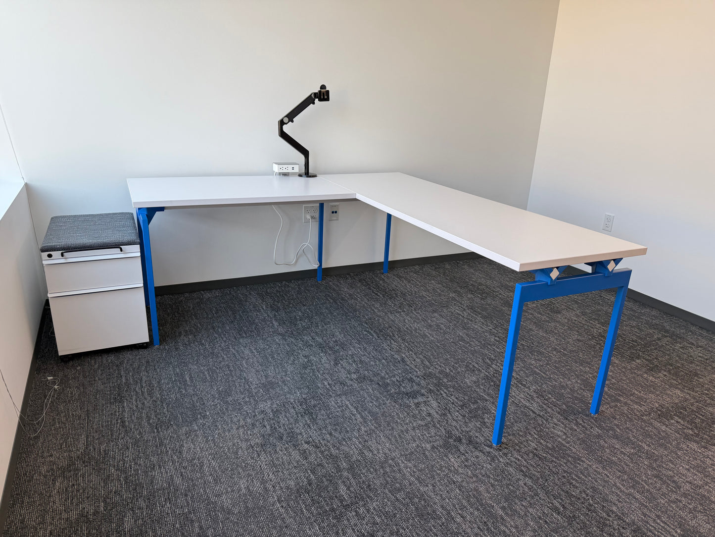 Knoll Antenna Private Office - 100+ available