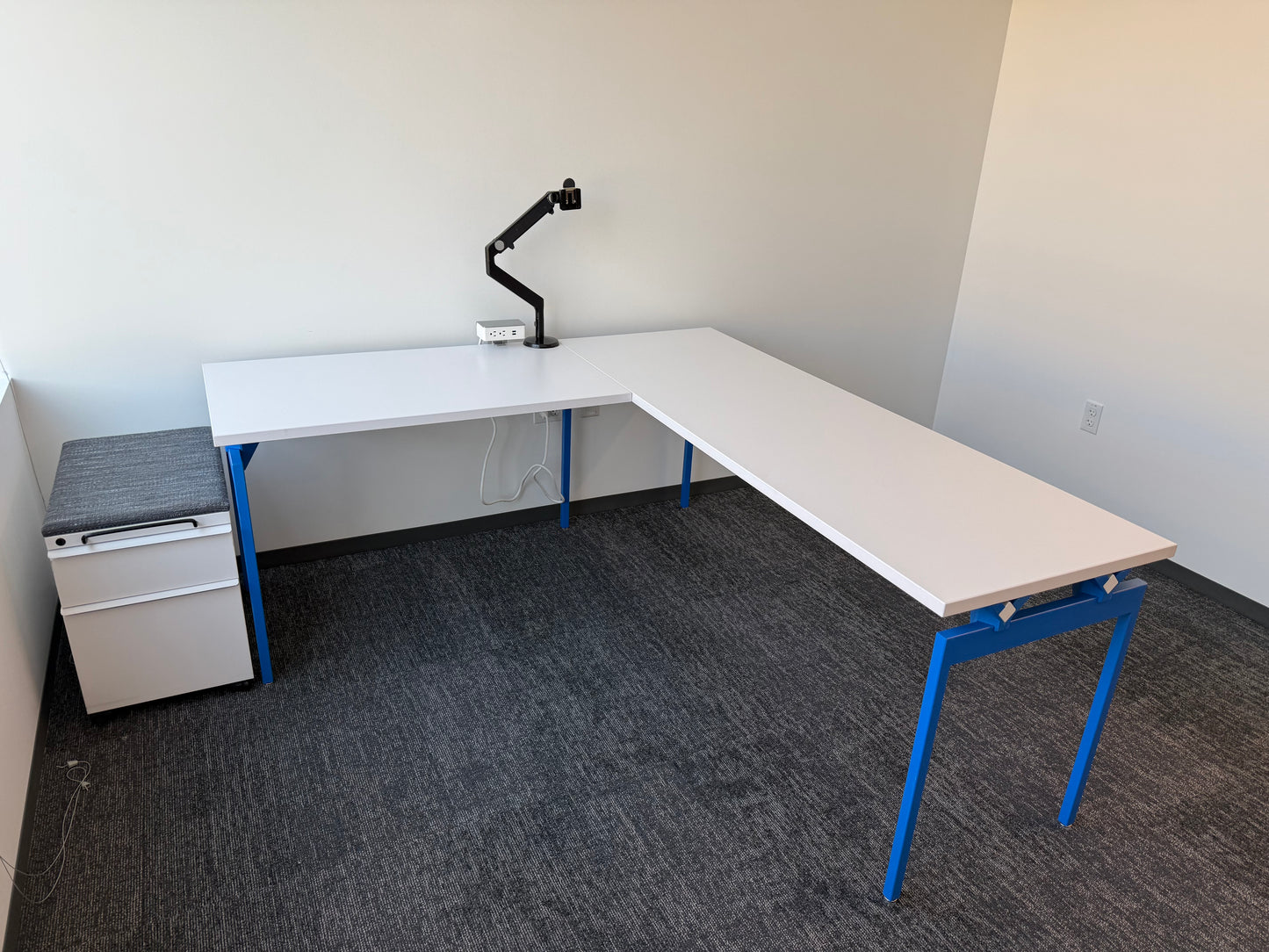 Knoll Antenna Private Office - 100+ available