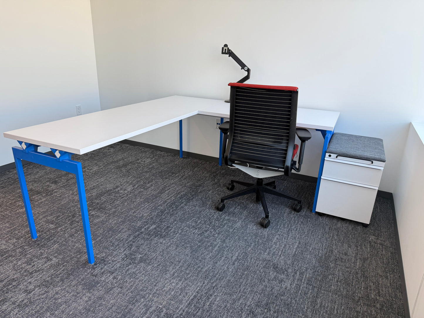 Knoll Antenna Private Office - 100+ available