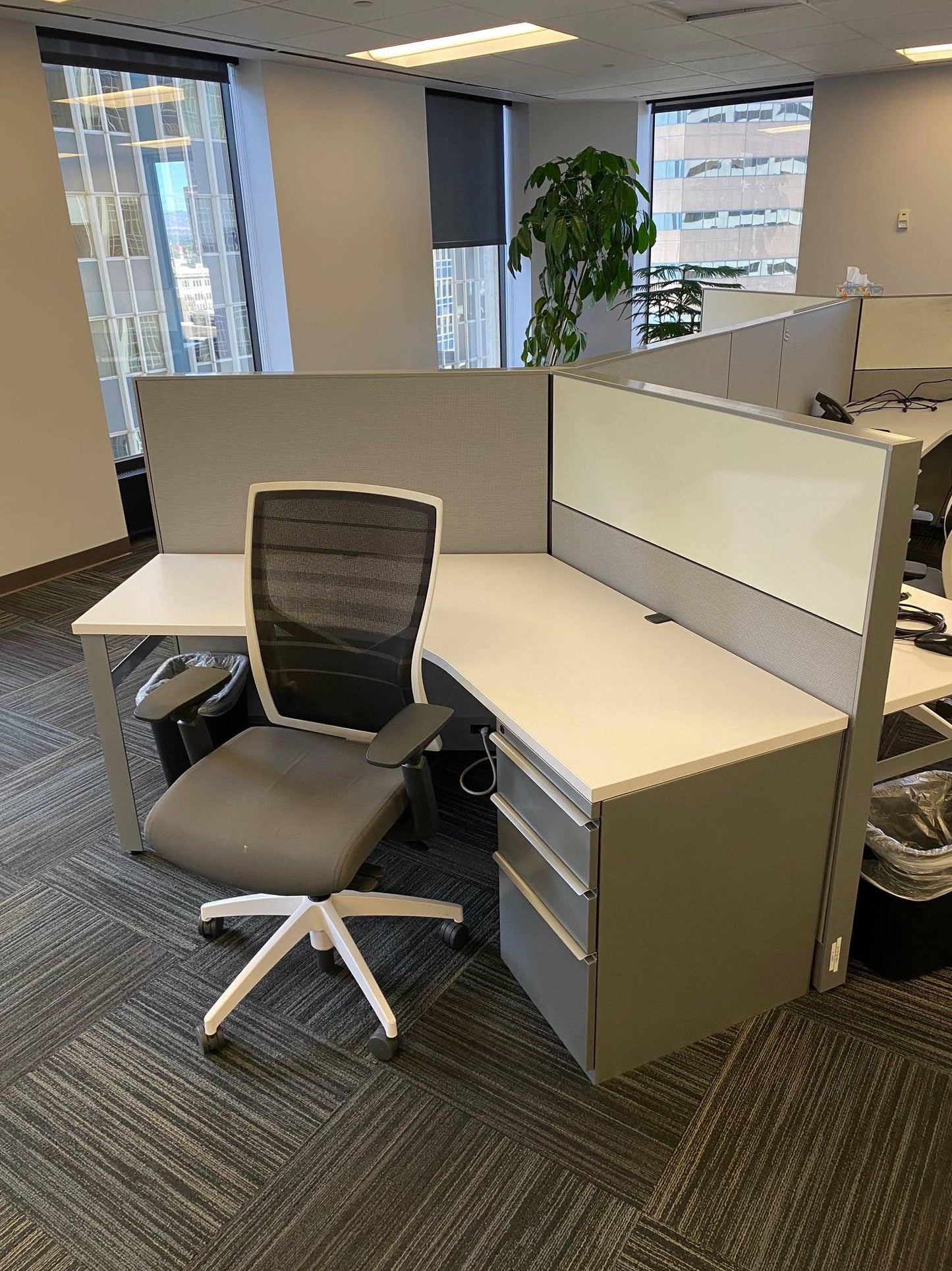 Knoll Dividends workstations with sit on it chairs