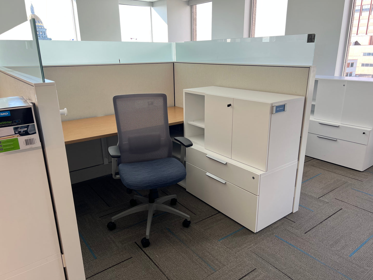 Load image into Gallery viewer, Teknion workstations with frosted glass
